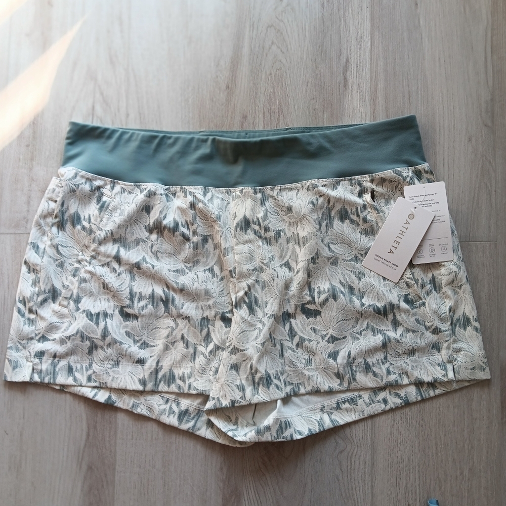 Athleta Trekkie North Short Active Pockets Lace Ethereal Bloom Magnolia White 18